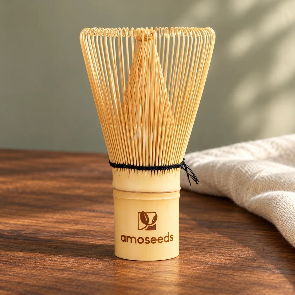 Fouet à matcha en bambou à 120 tiges de Amoseeds, mise en situation dans un rituel du thé