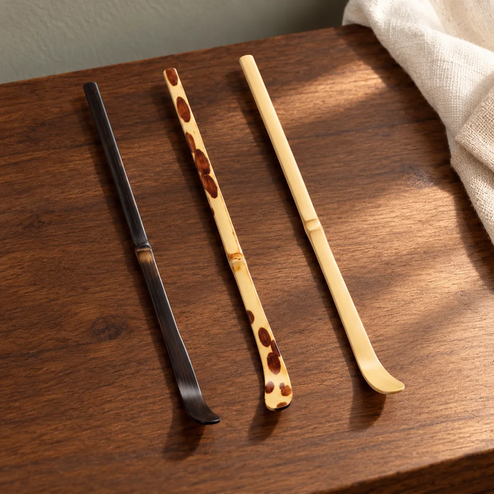 Trois cuillères Chashaku en bambou de 18 cm de Elegaperma, mise en situation dans un rituel du thé