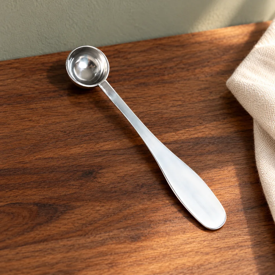 Cuillère doseuse en inox de 2,5 ml de QTORCHE, mise en situation dans un rituel du thé
