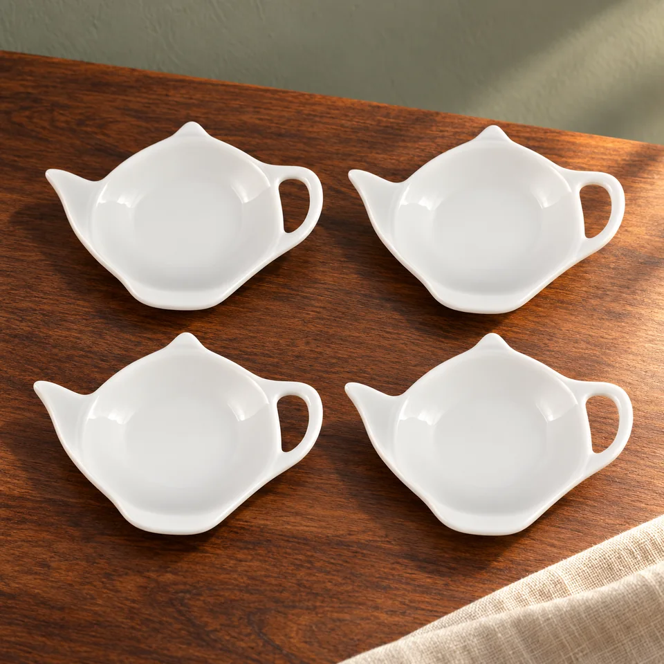 Quatre repose-sachets en forme de théière de SCSpecial, mise en situation dans un rituel du thé