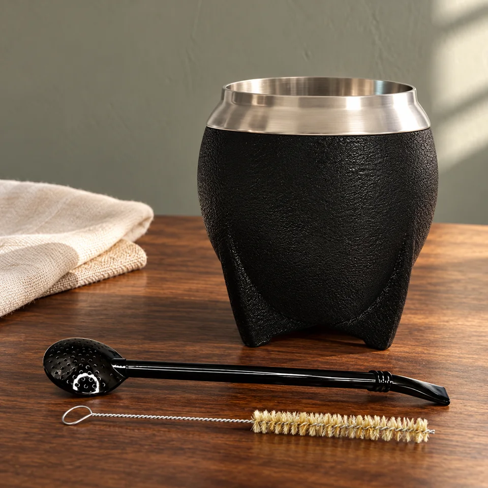 Coffret maté noir de 280 ml de Un Mate, mise en situation dans un rituel du thé