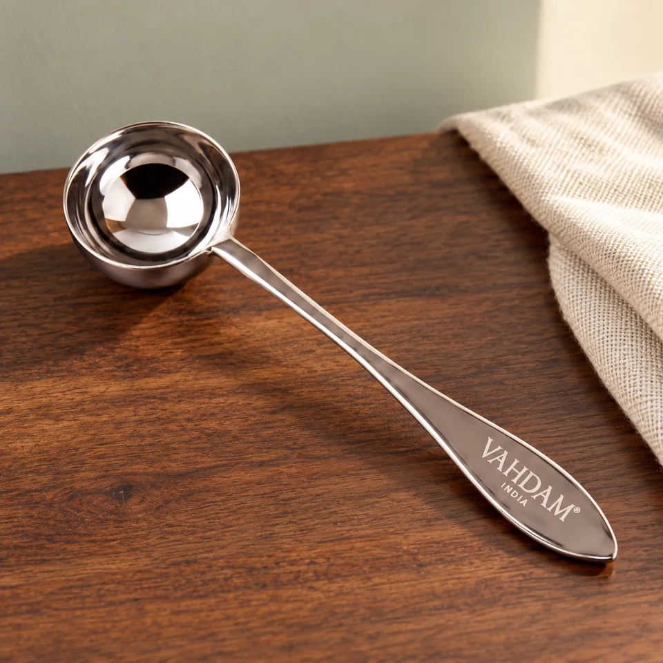 Cuillère à thé Perfect Serve en inox de VAHDAM, mise en situation dans un rituel du thé