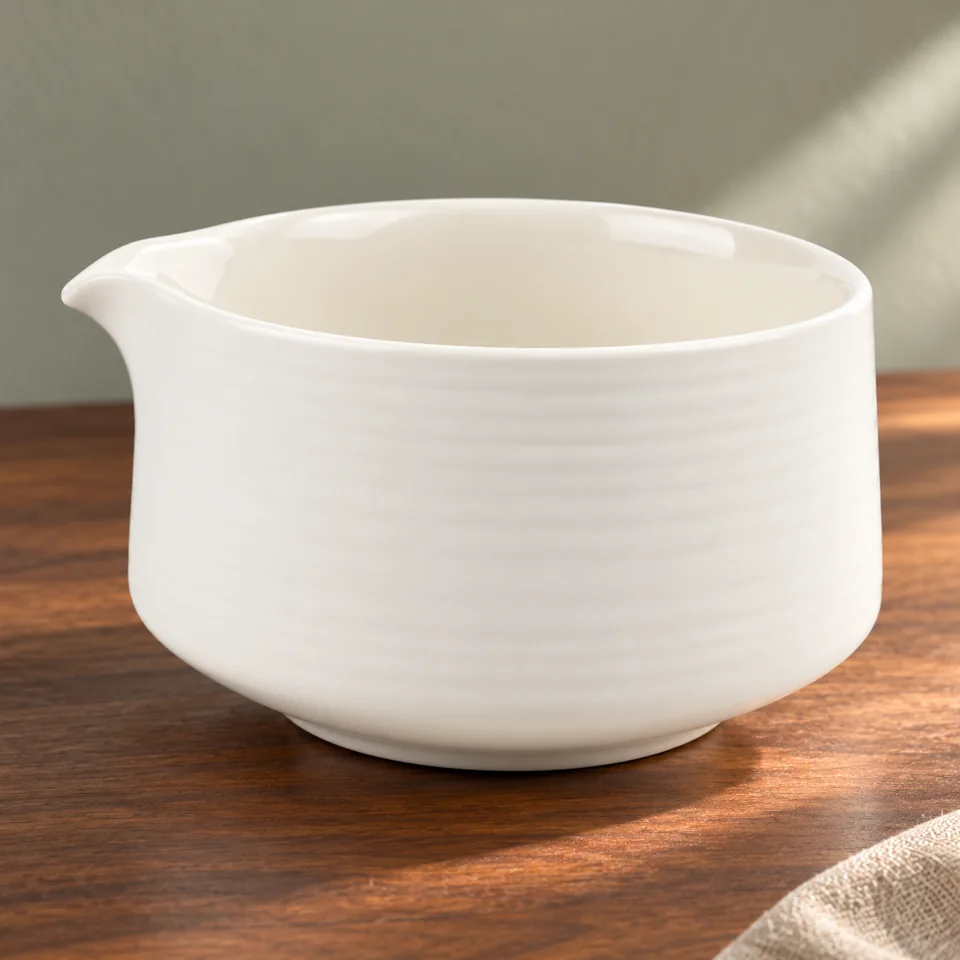 Bol à matcha en porcelaine avec bec verseur de YAIRSTEN, mise en situation dans un rituel du thé